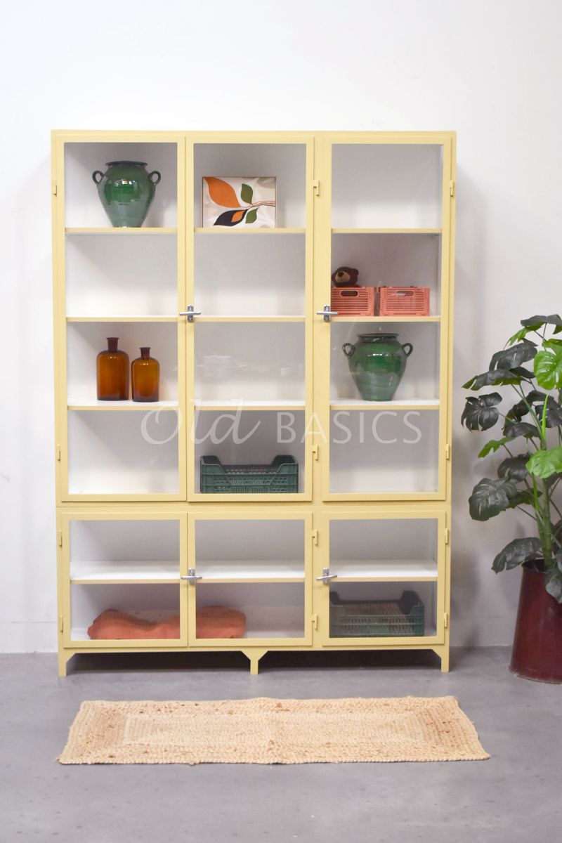 Detail van Apothekerskast Vitrine, 3 deuren, RAL1001, geel, crème, materiaal staal